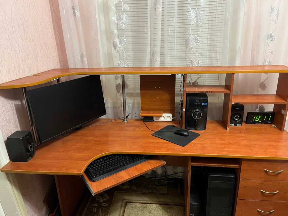 Комп'ютерний офісний стіл