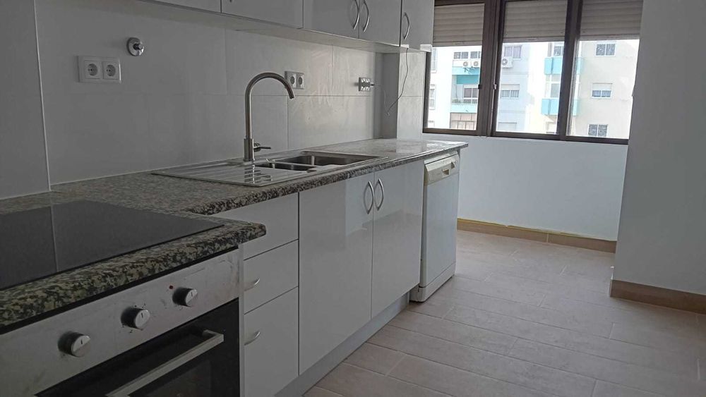 Apartamento T3 remodelado para arrendar em Setúbal