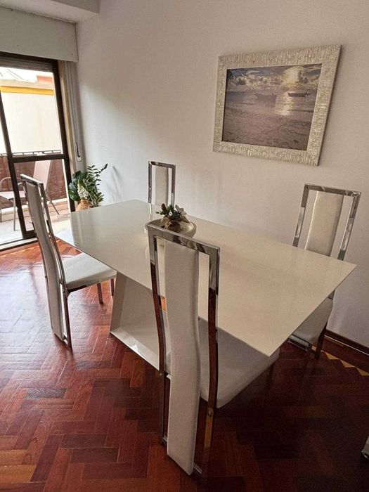Mesa de Jantar - design moderno e elegante - 4 cadeiras