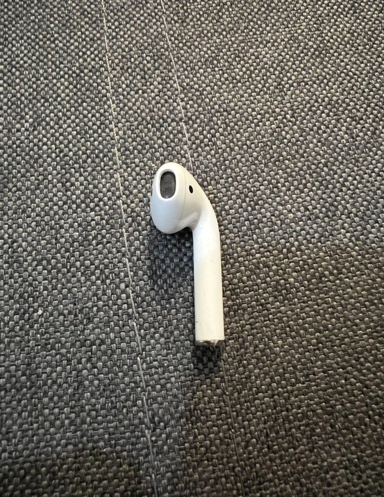 Продам один навушник apple airpods 1 лівий стан