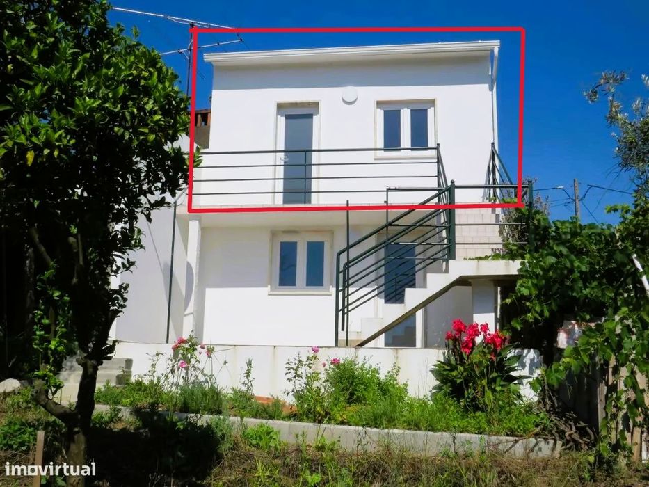 Aluga-se Fração B de Moradia bi familiar remodelada de tipologia  T1+2