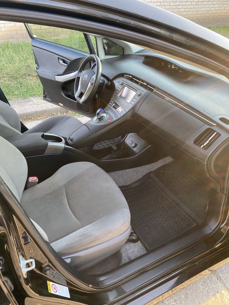 Toyota Prius 2015г