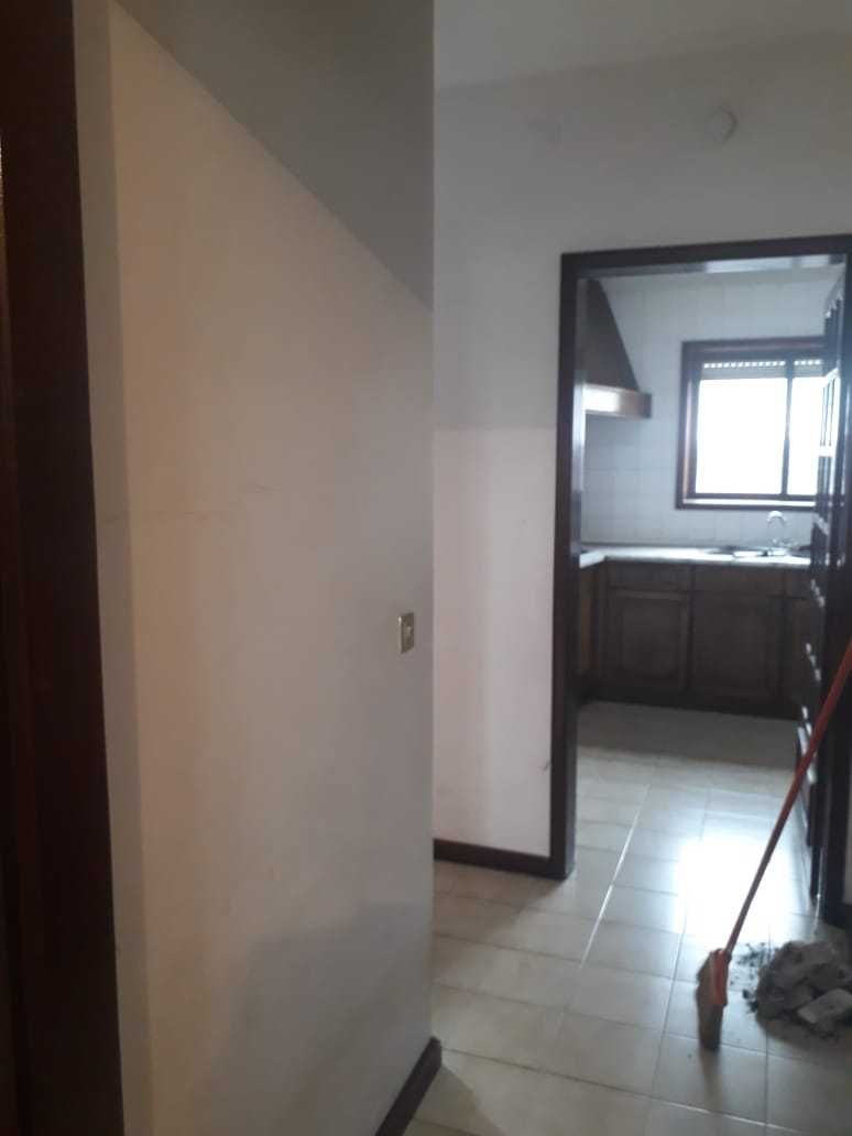 Casa geminada, 2frentes, 2entradas, 2pisos, T1 terraço, esp.comercial.