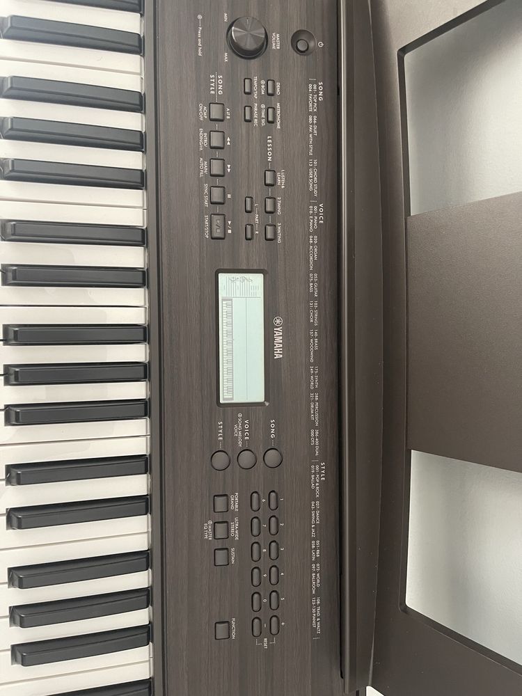 Teclado digital Yamaha com pedal e suporte