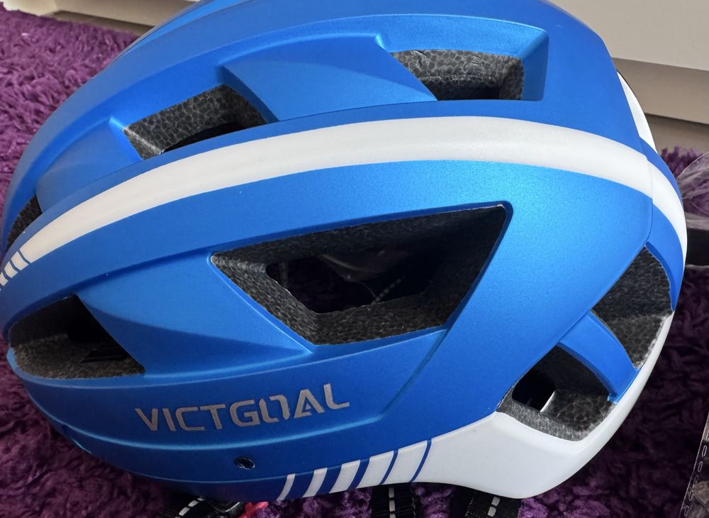 Kask rowerowy z okularami i lampką r.M