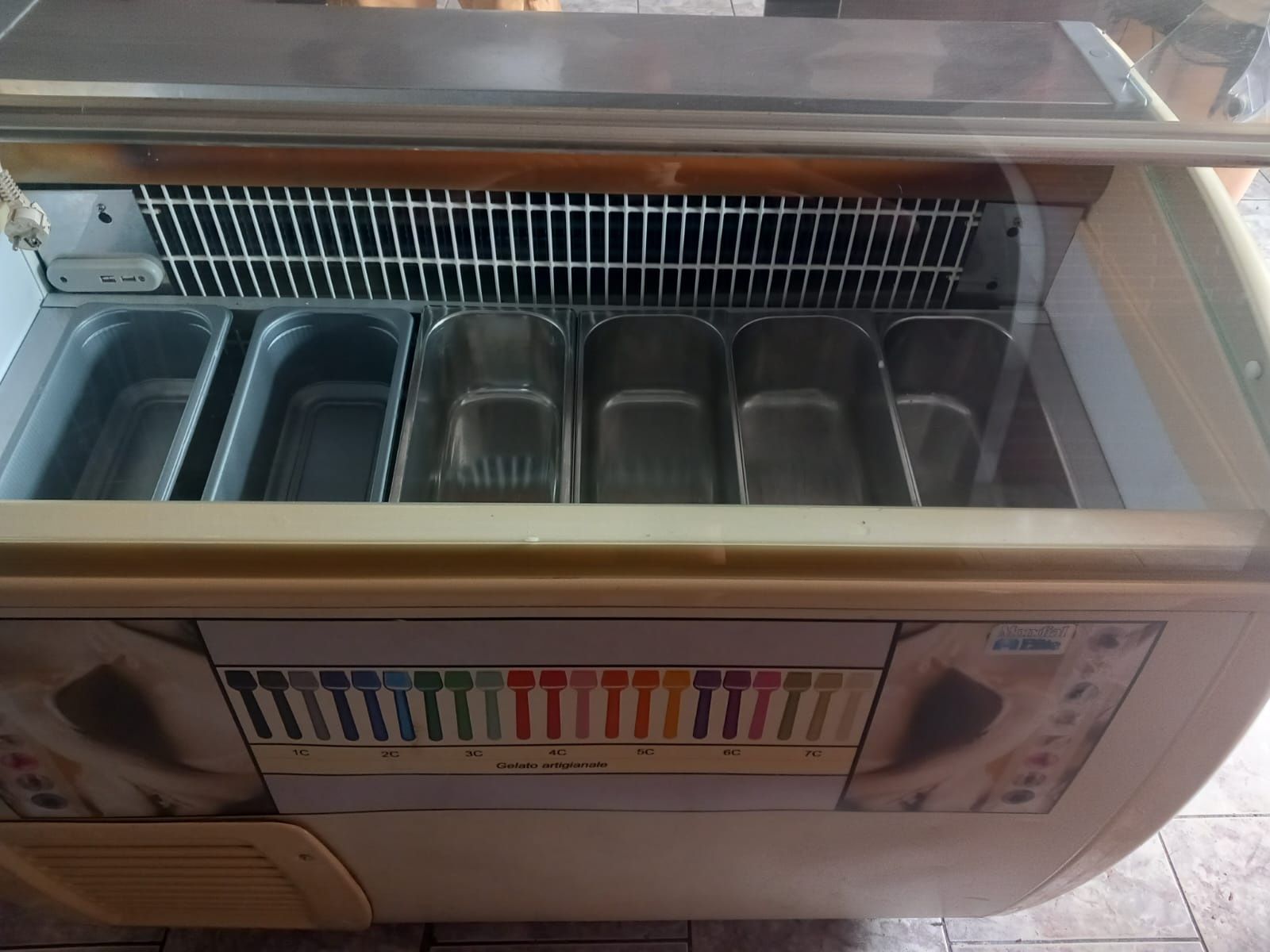 Witryna na lody włoskiej produkcji 6 kuwet