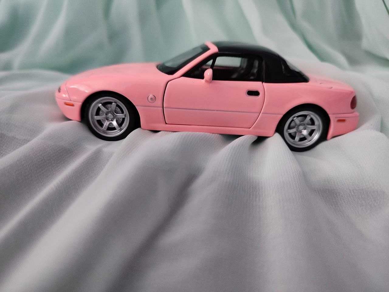 Металева машинка колекційна іграшка Mazda MX-5 1:32 є світло та звуком