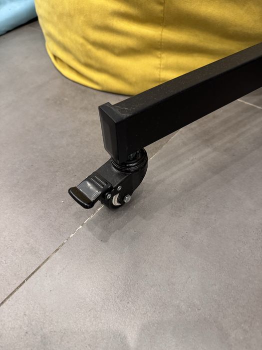 Stojak ma tablice multimedialna