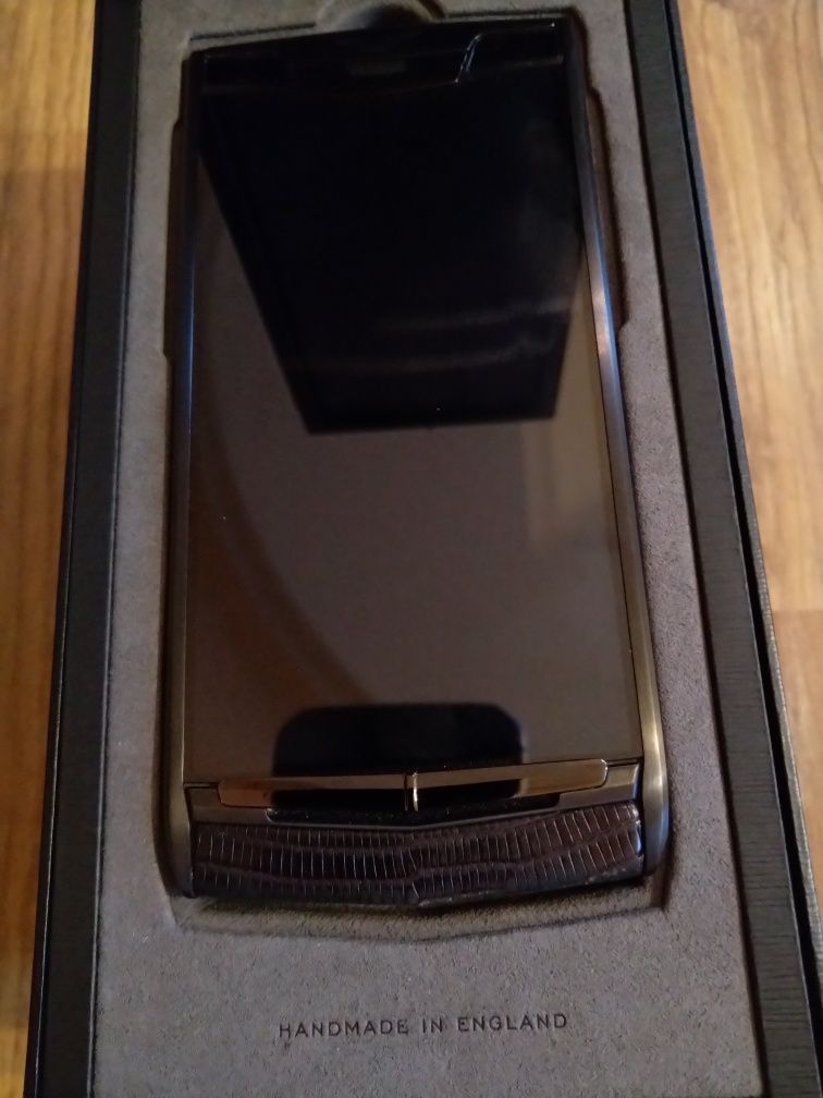 Телефон Vertu Signature Touch