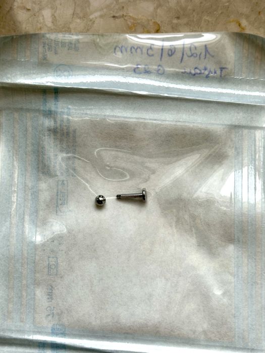 Tytanowy kolczyk labret 1,2/6/3 mm