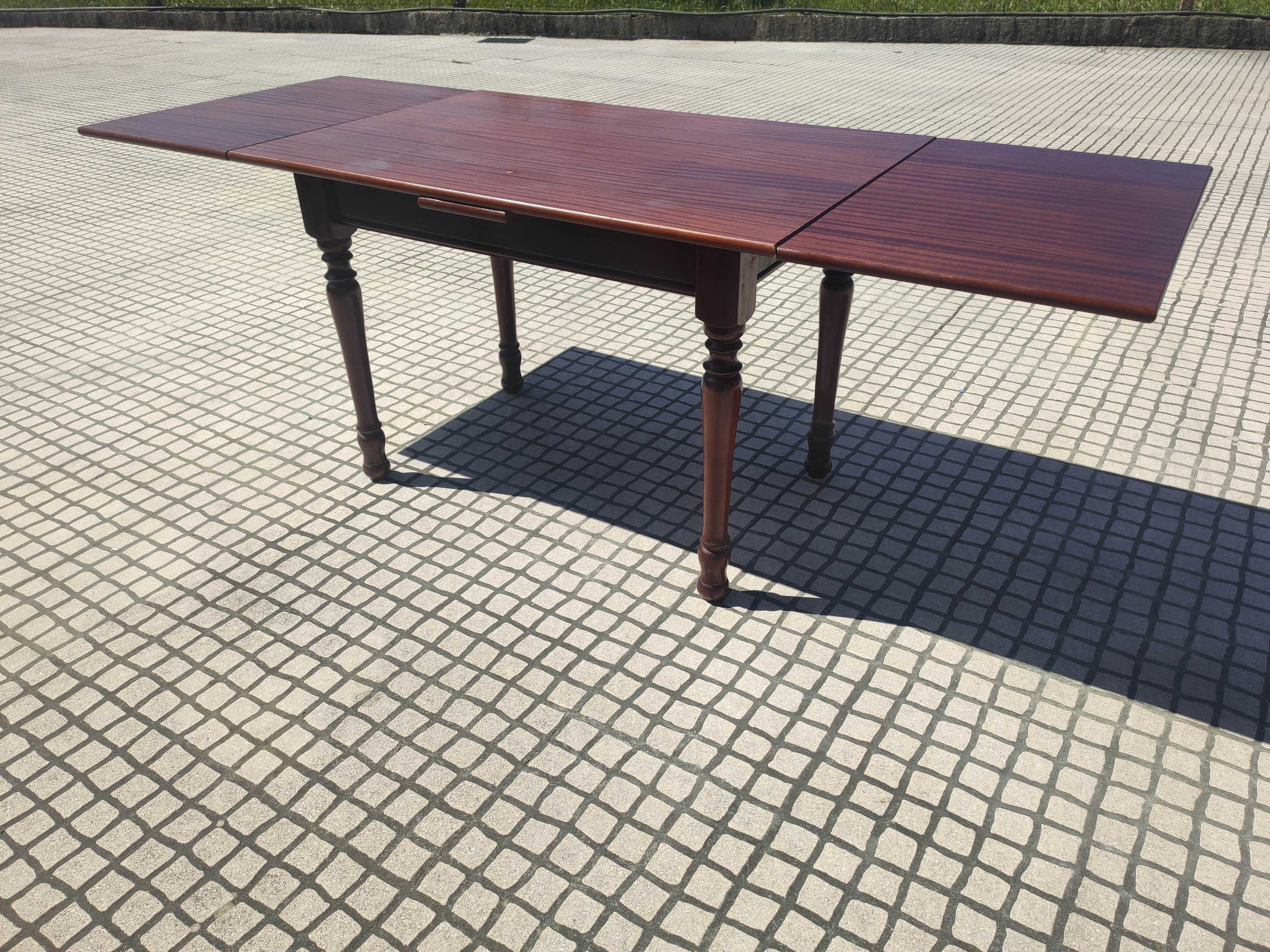 Mesa e 4 cadeiras