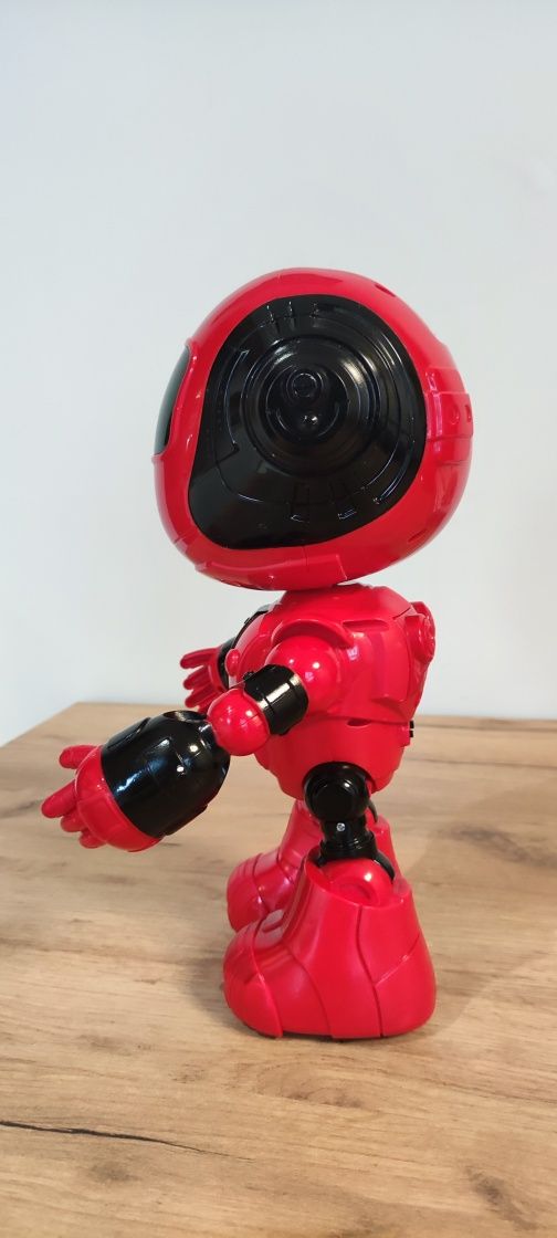 Robot interaktywny sterowany pilotem