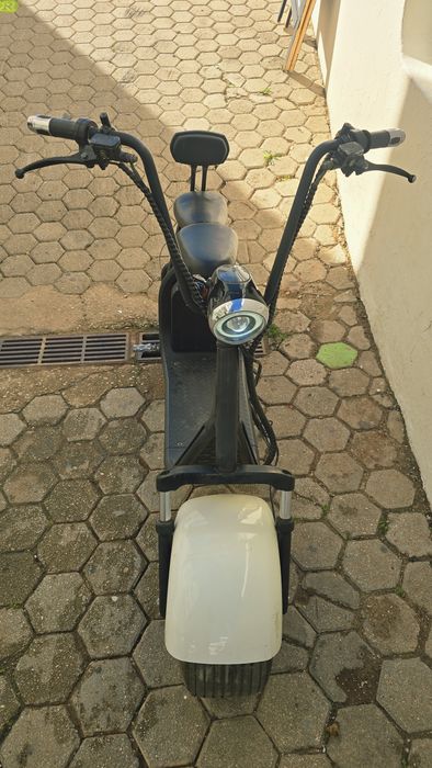 Não precisa de carta, moto elétrica, bateria removível, está avariada.