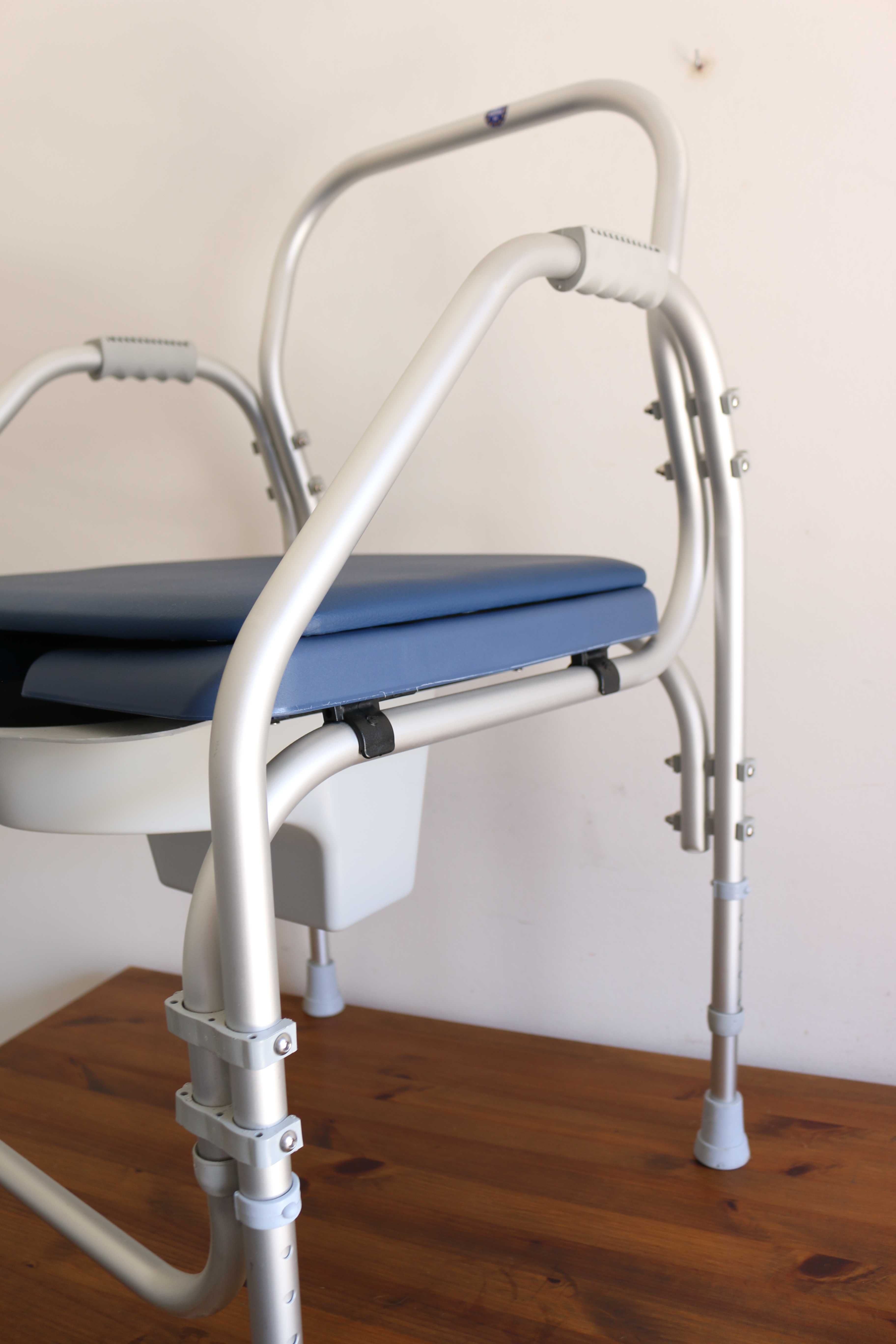 cadeira sanitária fixa prateada