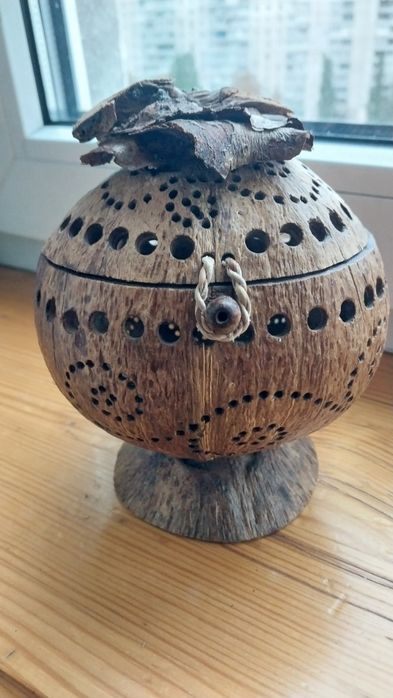 Продам чашу с крышкой из кокоса.Отличный сувенир или декорации.