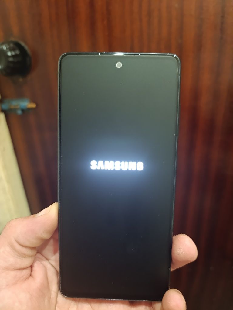 Продам смартфон Samsung Galaxy S20 FE