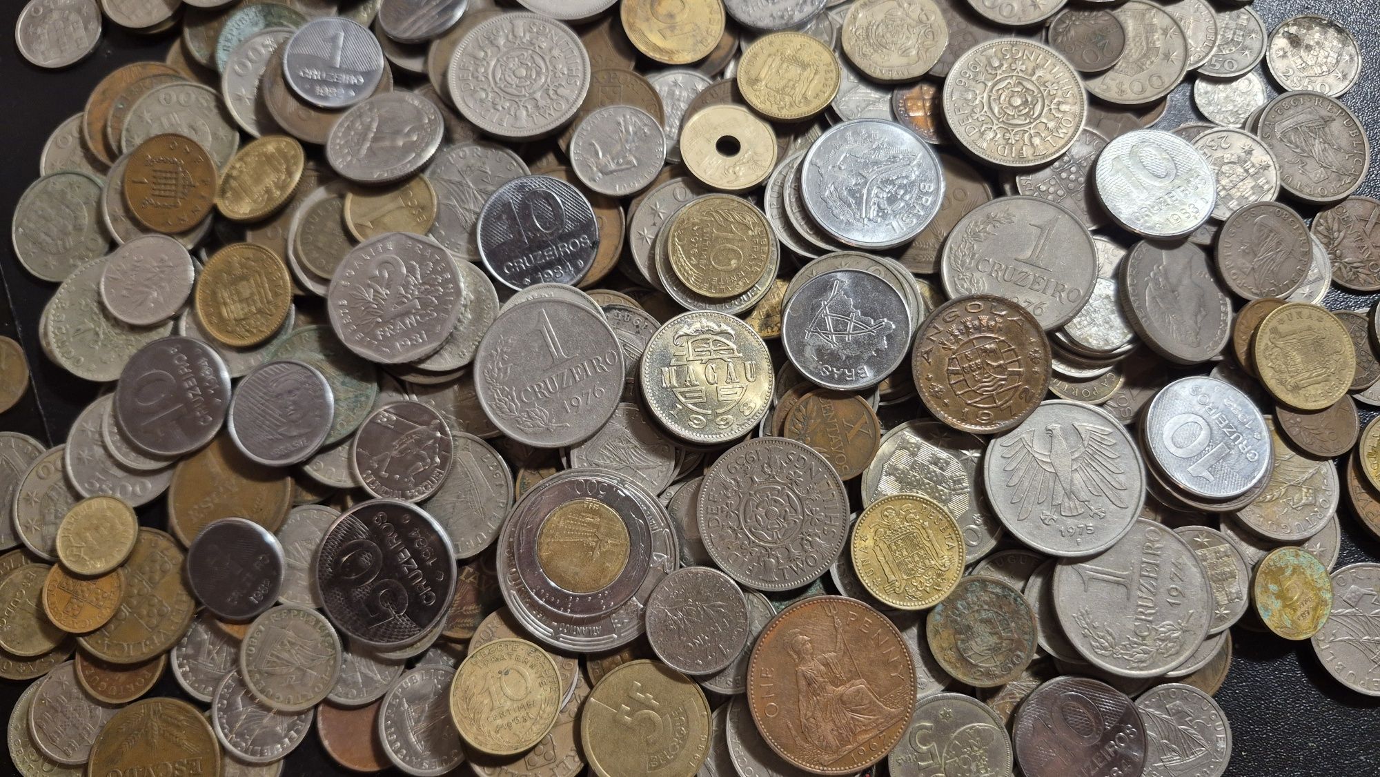 Lote com 516 moedas estrangeiras e portuguesas