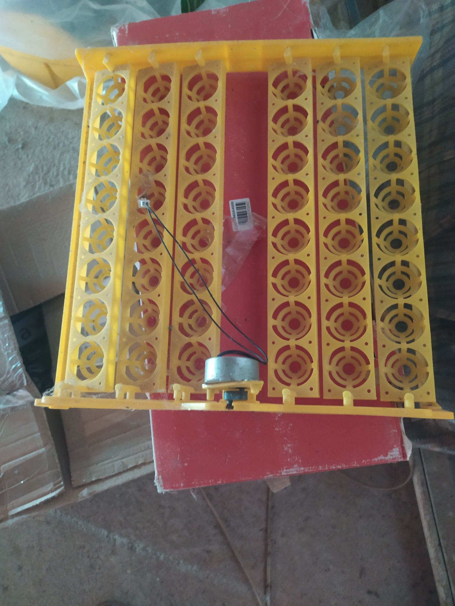 Tabuleiro automático para virar ovos