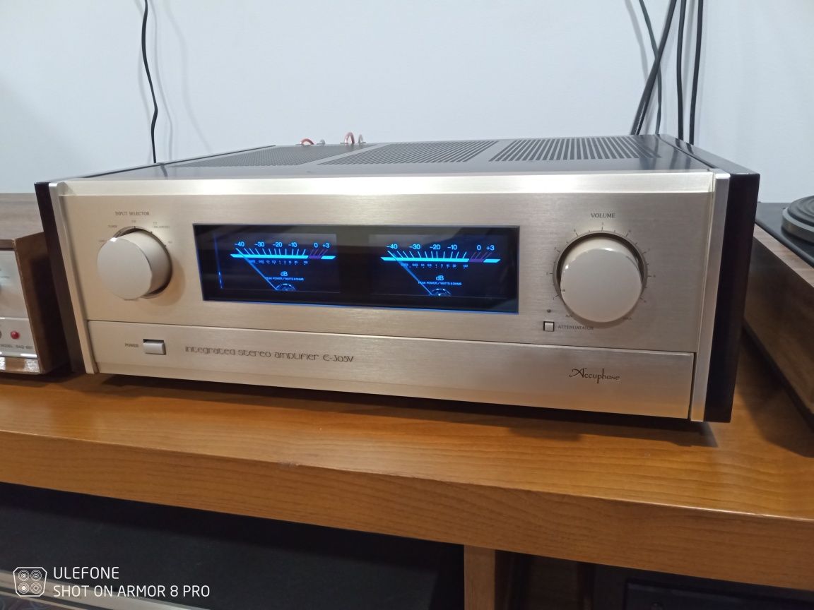 Accuphase e-305v