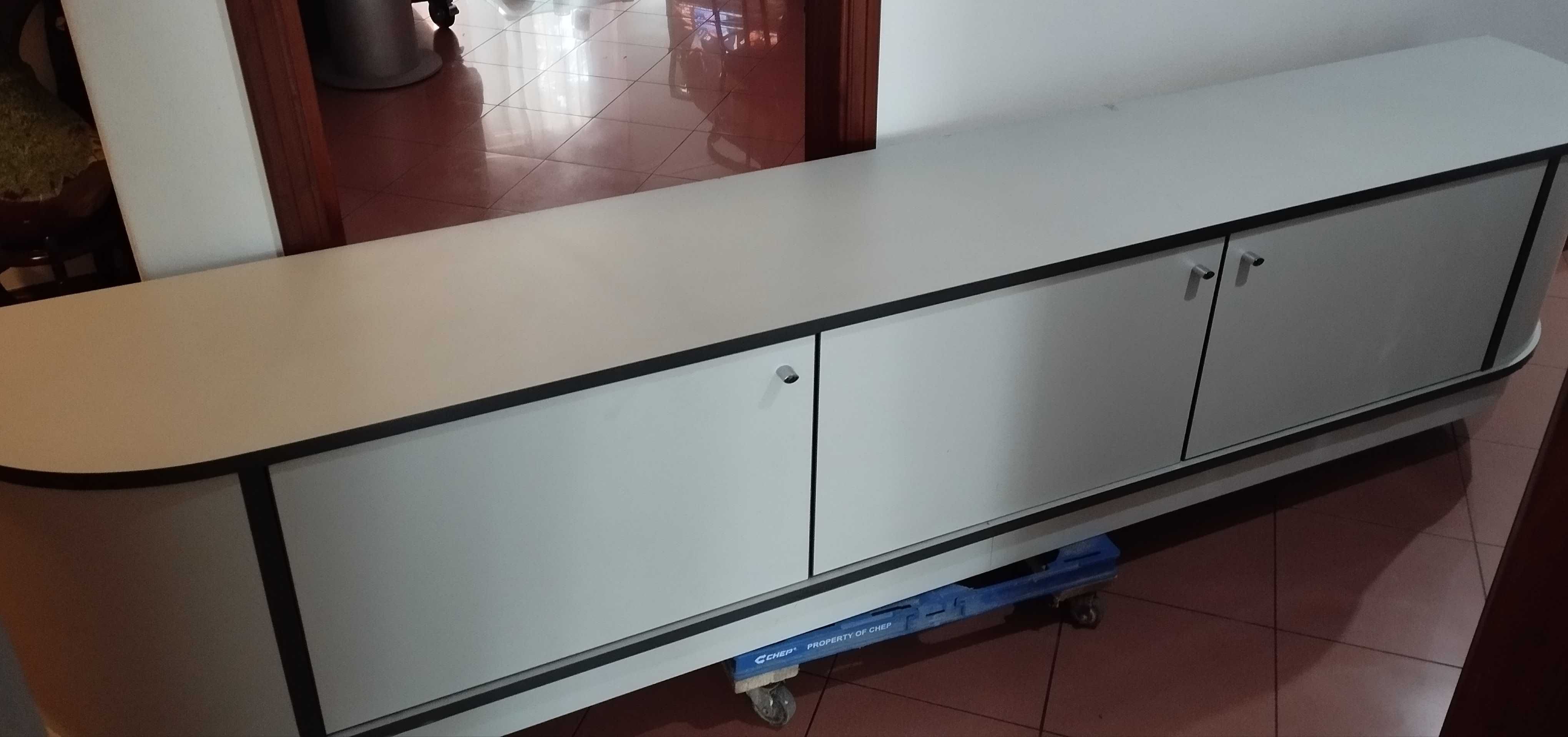 Armário madeira para várias utilidades