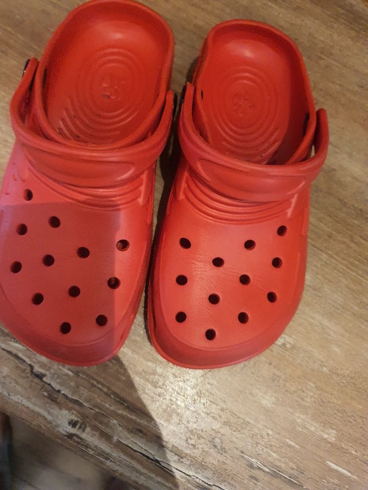 Buty czerwone 32