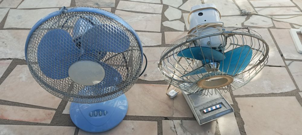 Ventoinha azul com oferta de outra.