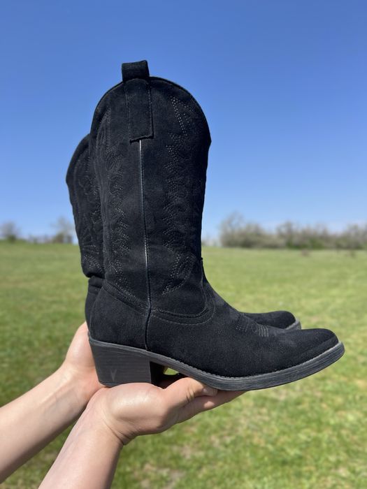 Стильні замшеві  козаки