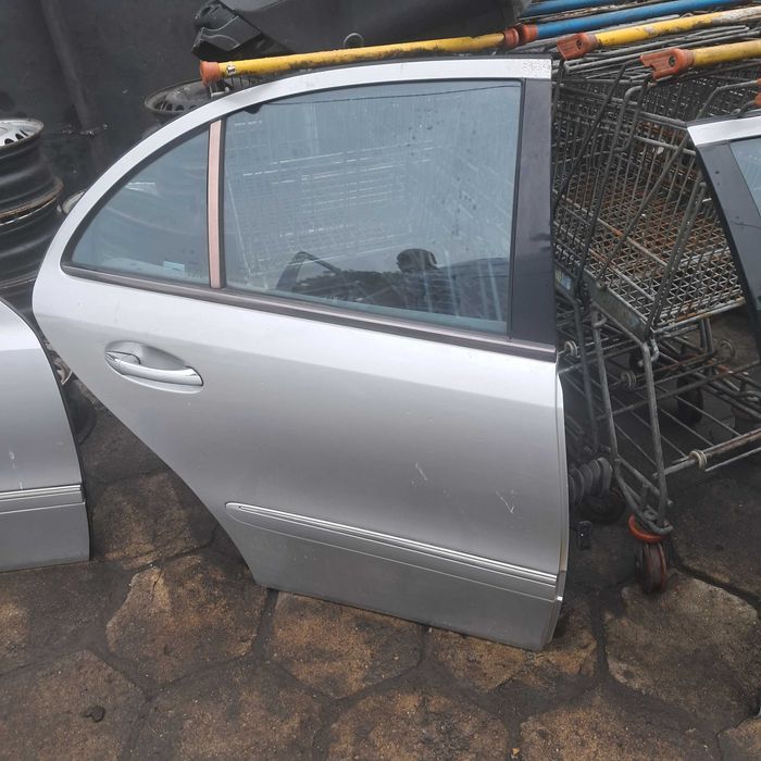 Mercedes w211 211 e klasa  drzwi tylne prawe tył sedan