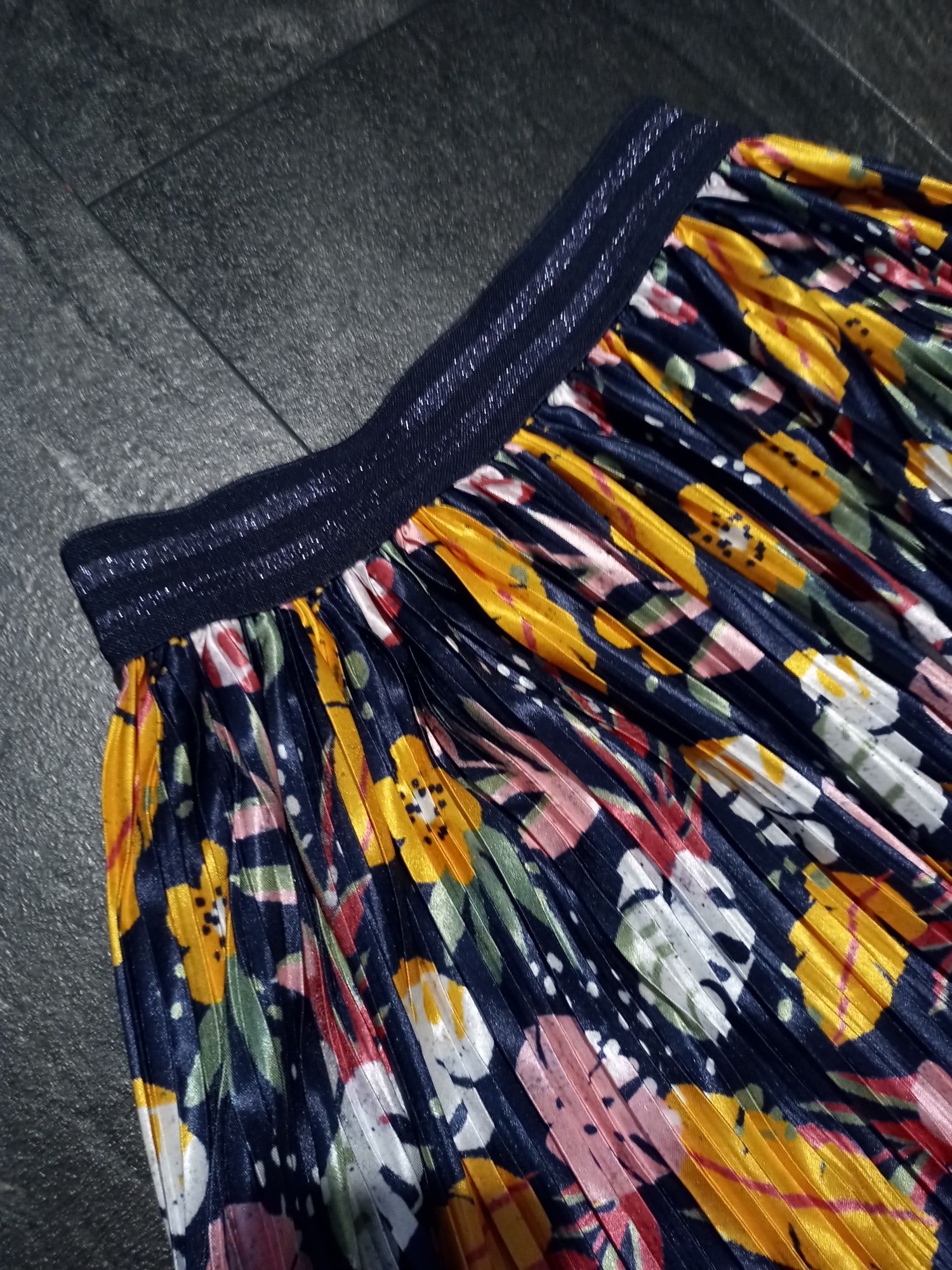 Dwie stylowe spódnice Neonowa plus kwiaty Brokatowe paski Na gumce
