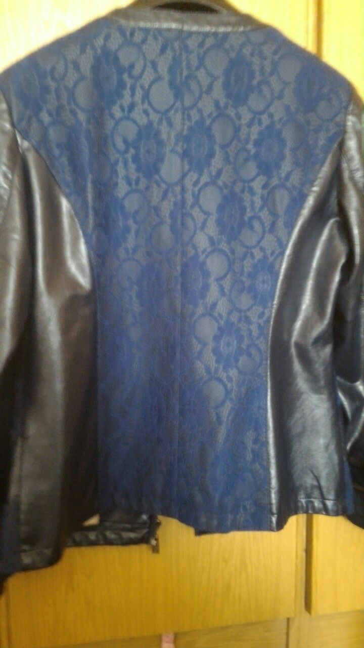 Куртка женская демисезонная из кожзама тёмно-синего цветами