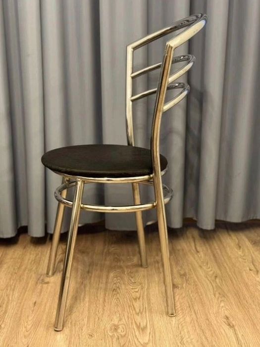 Кухонний стіл та стільці