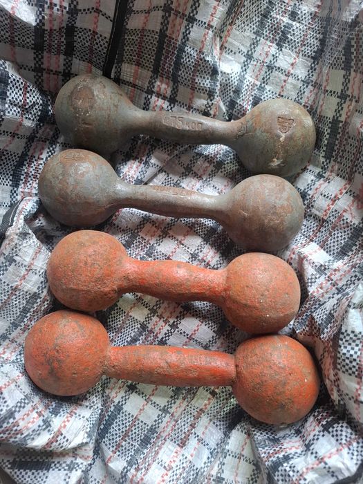 Гантели 4 кг .пара 400 гр.