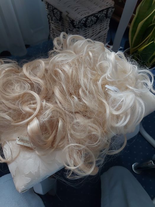 Sztuczne włosy blond