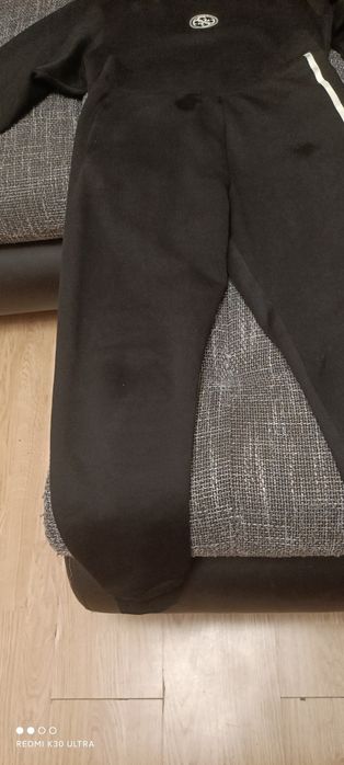 Komplet dresowy damski Guess. Spodnie i Bluza