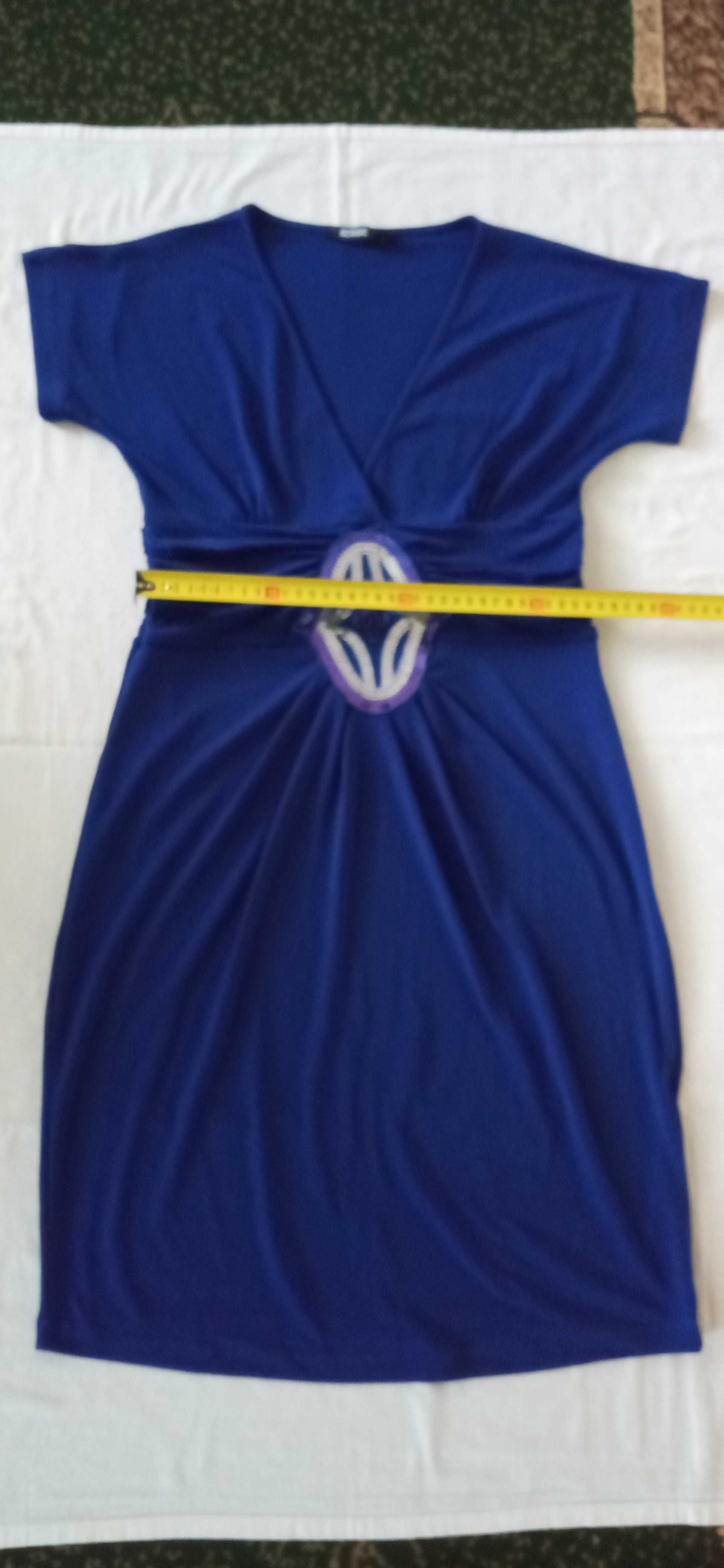 Плаття темно-синє з фіолетовим відтінком на короткий рукав.