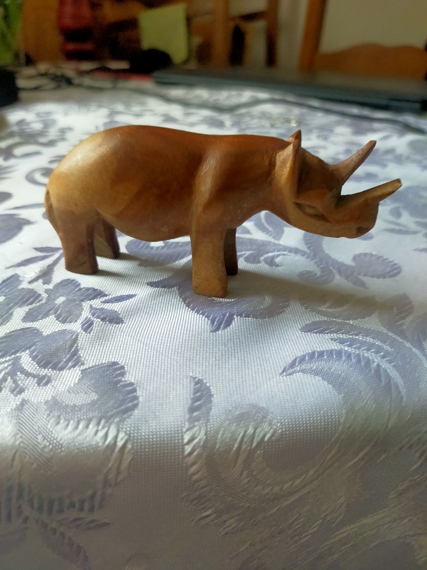 Nosorożec drewniana figurka
