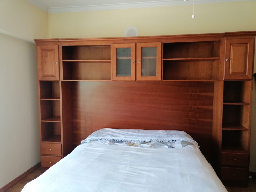 Móvel de quarto em cerejeira - sem a parte traseira da cama