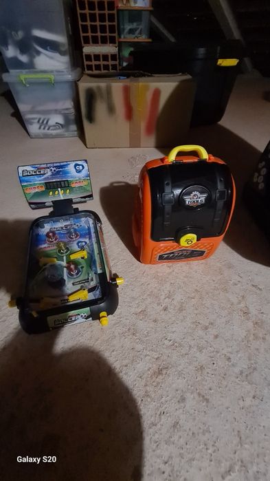 Vários acessórios e brinquedos para criança