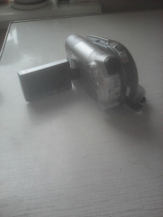 Продам видеокамеру Canon DC95 на запчасти.