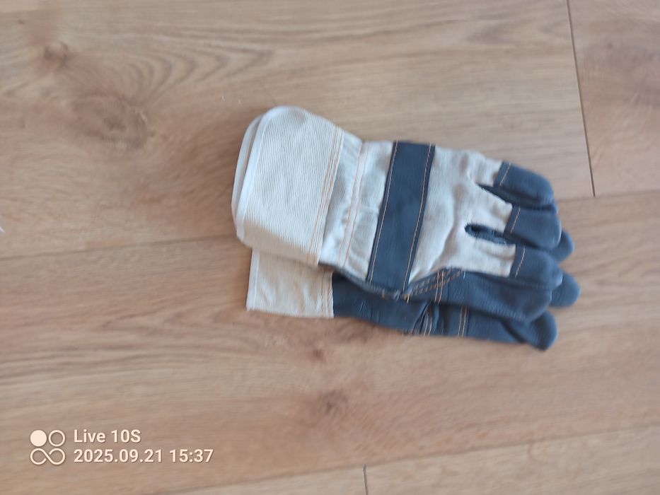 Pięć par rękawic roboczych.