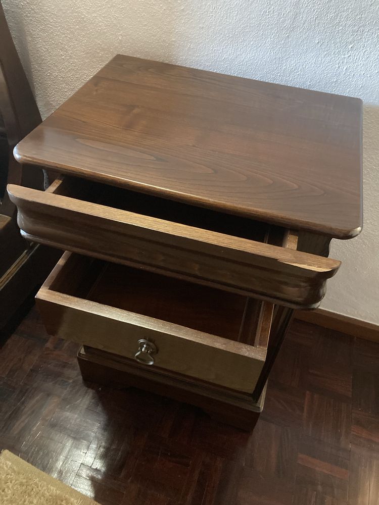 Mesa de Cabeceira em Madeira