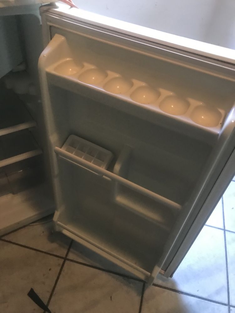 Однокамерный мини холодильник candy cfo 162 (под восстановление)