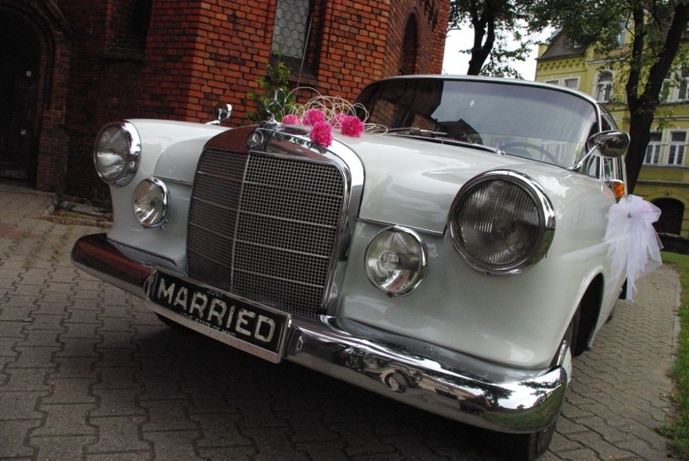Klasyczna limuzyna samochód do ślubu styl elegancja zabytkowy Mercedes