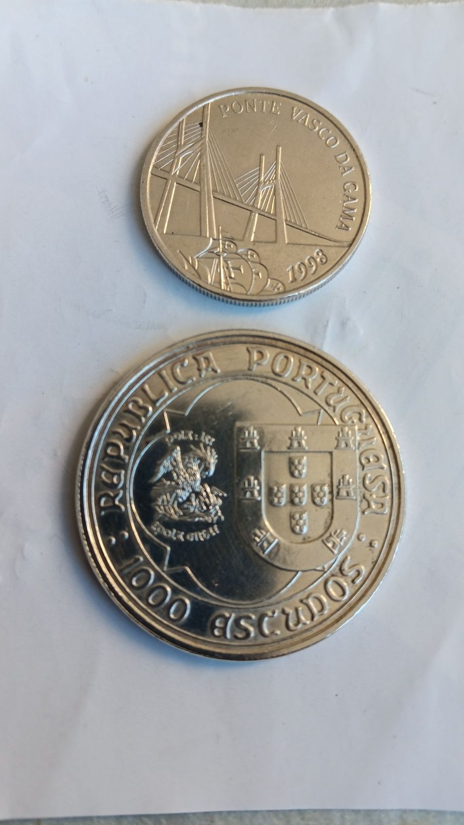 2 moedas de prata de 500 e 1000 escudos.
