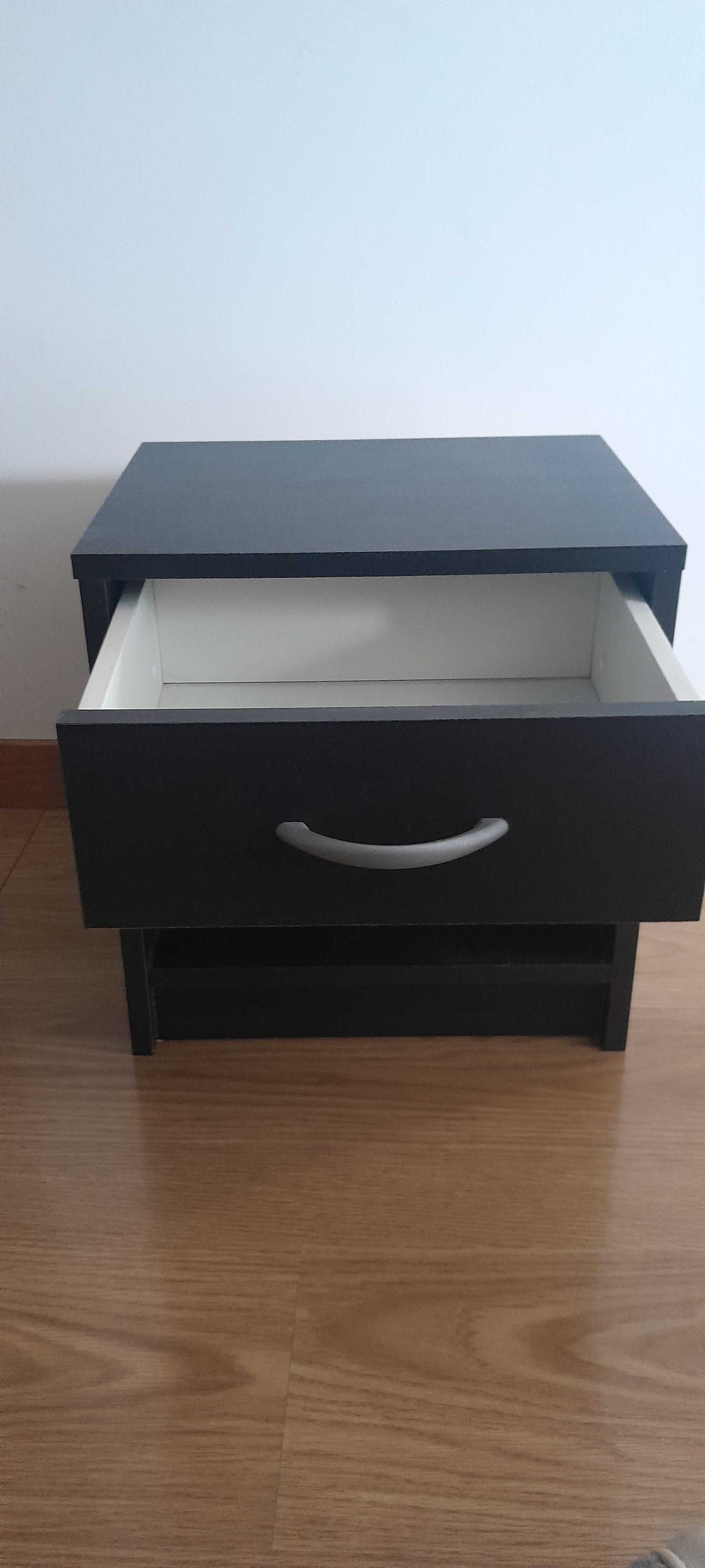 Mesinha de cabeceira IKEA como nova