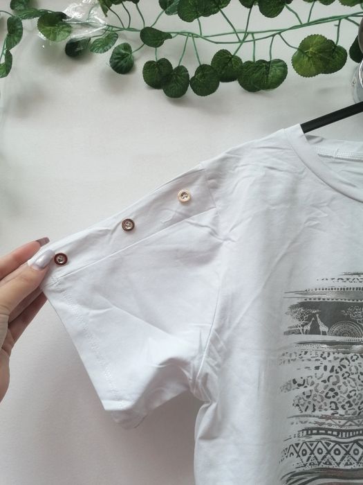 T-shirt Branca com estampagem prateada