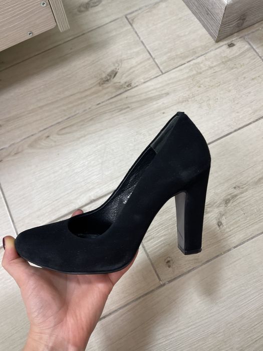 Туфлі на підборах замшеві