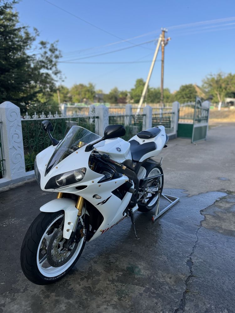 YAMAHA yzf r1.