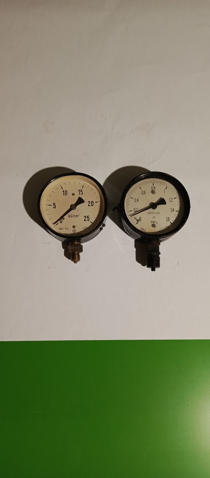 Dwa piękne stare manometry CCCP i PRL.