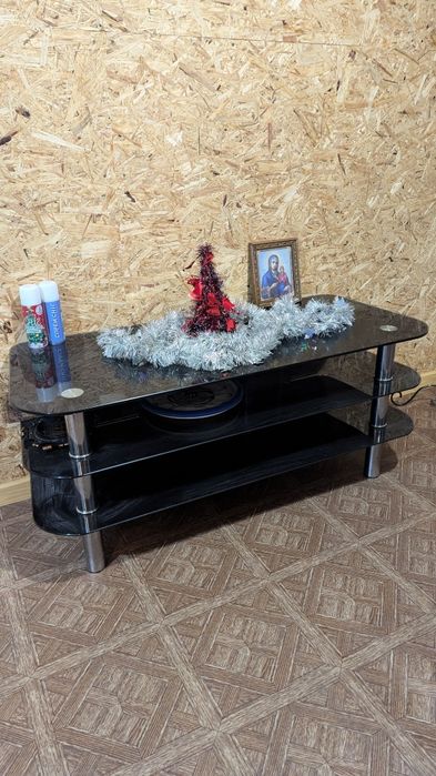 Продам чорний скляний стіл с полицями.